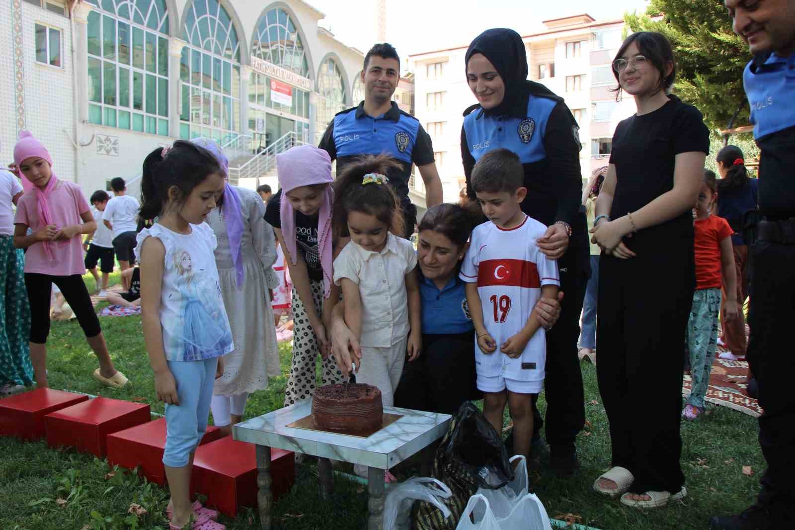 Amasya polisinden Kur’an kursunda eğitim gören çocuklara pasta sürprizi