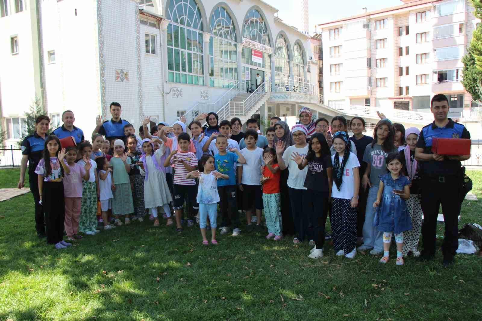 Amasya polisinden Kur’an kursunda eğitim gören çocuklara pasta sürprizi
