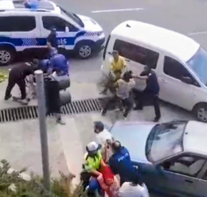 Bilecik&rsquo;te iki grup arasındaki kavgada ortalık savaş alanına d&ouml;nd&uuml;
