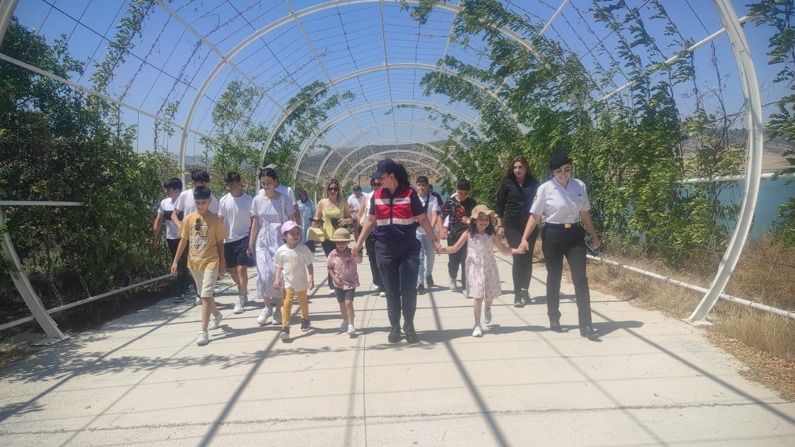 Jandarma ekipleri &Ccedil;ekerek Lavanta Adasında U&ccedil;urtma Şenliği d&uuml;zenledi
