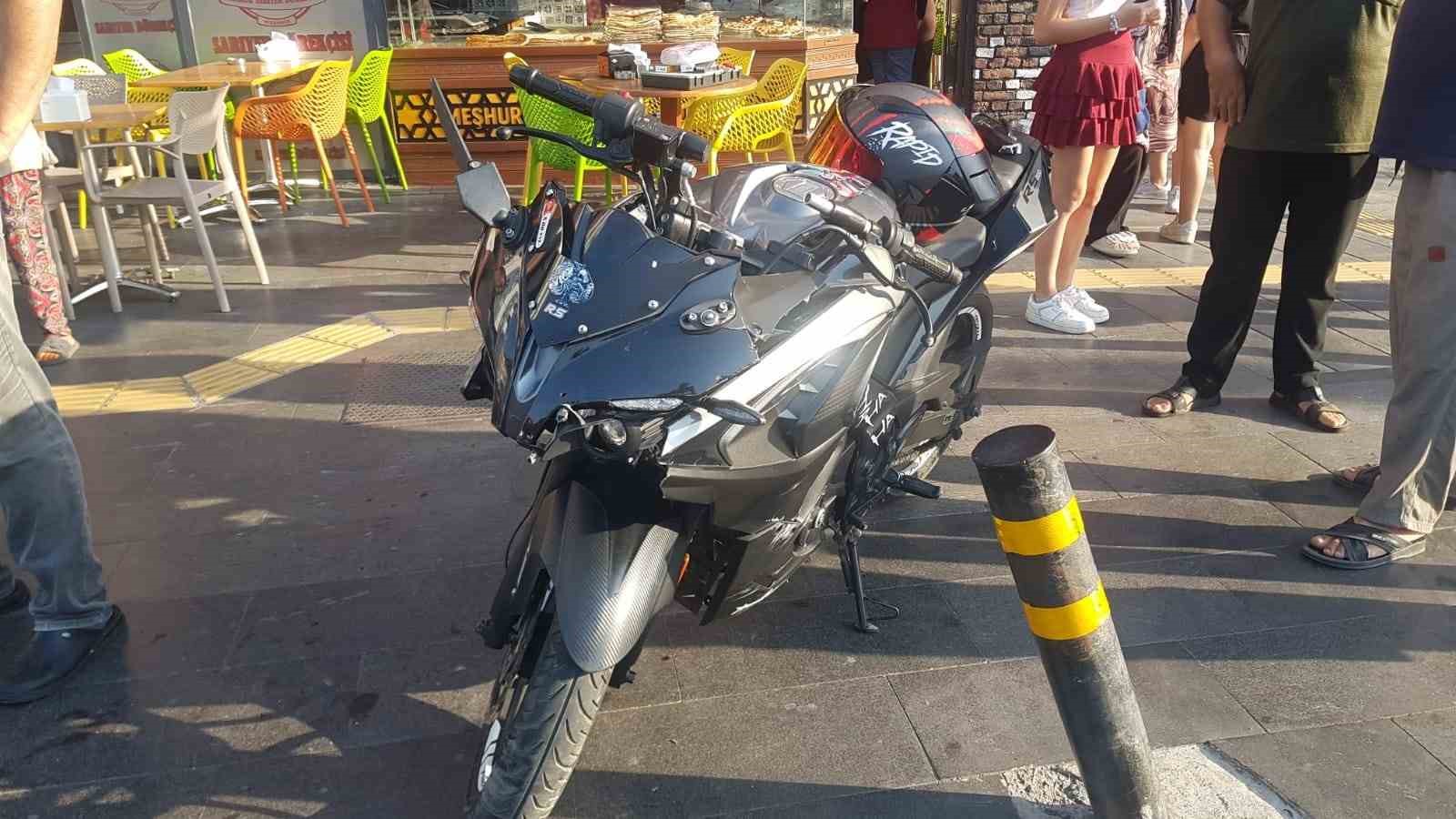 Kırmızı ışık ihlali yaptı otomobille çarpıştı: 1 yaralı