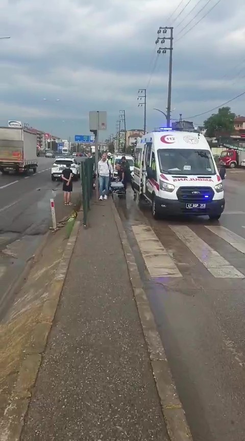 2 otomobil kazaya karıştı: Yaya ve sürücü yaralandı