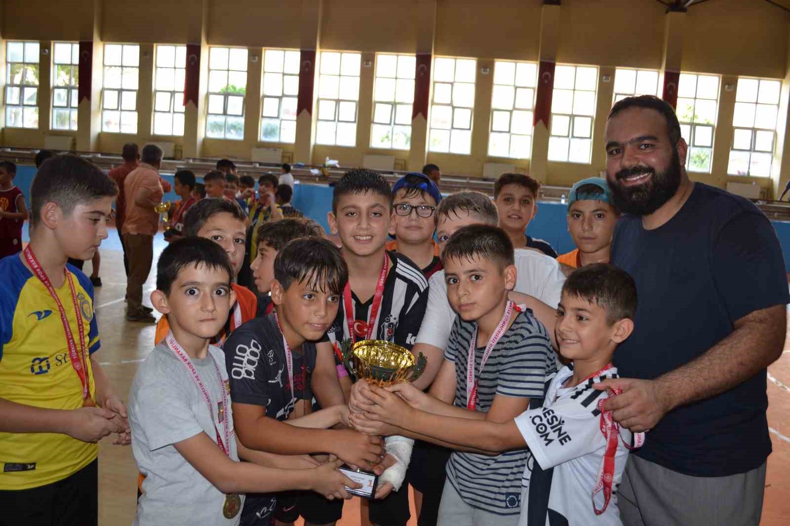 Aksu&rsquo;da Yaz Kur&rsquo;an Kursları Futbol Turnuvası sona erdi
