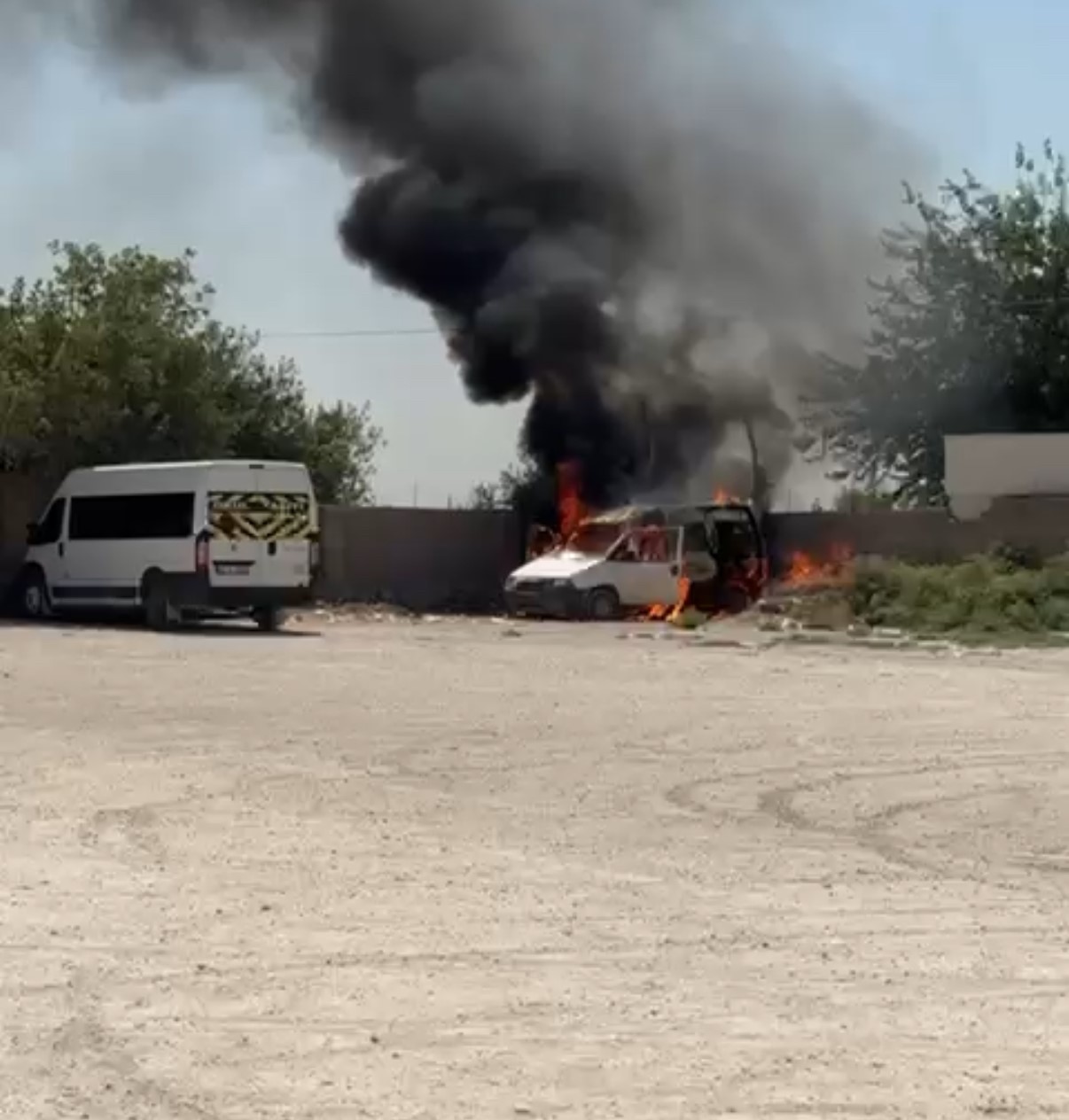 Mardin’de park halindeki araç alev topuna döndü