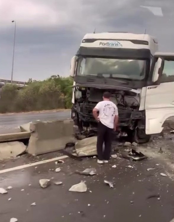 Seyir halindeki tır beton bariyere çarptı