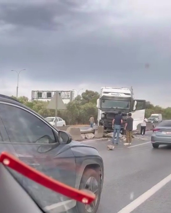Seyir halindeki tır beton bariyere çarptı
