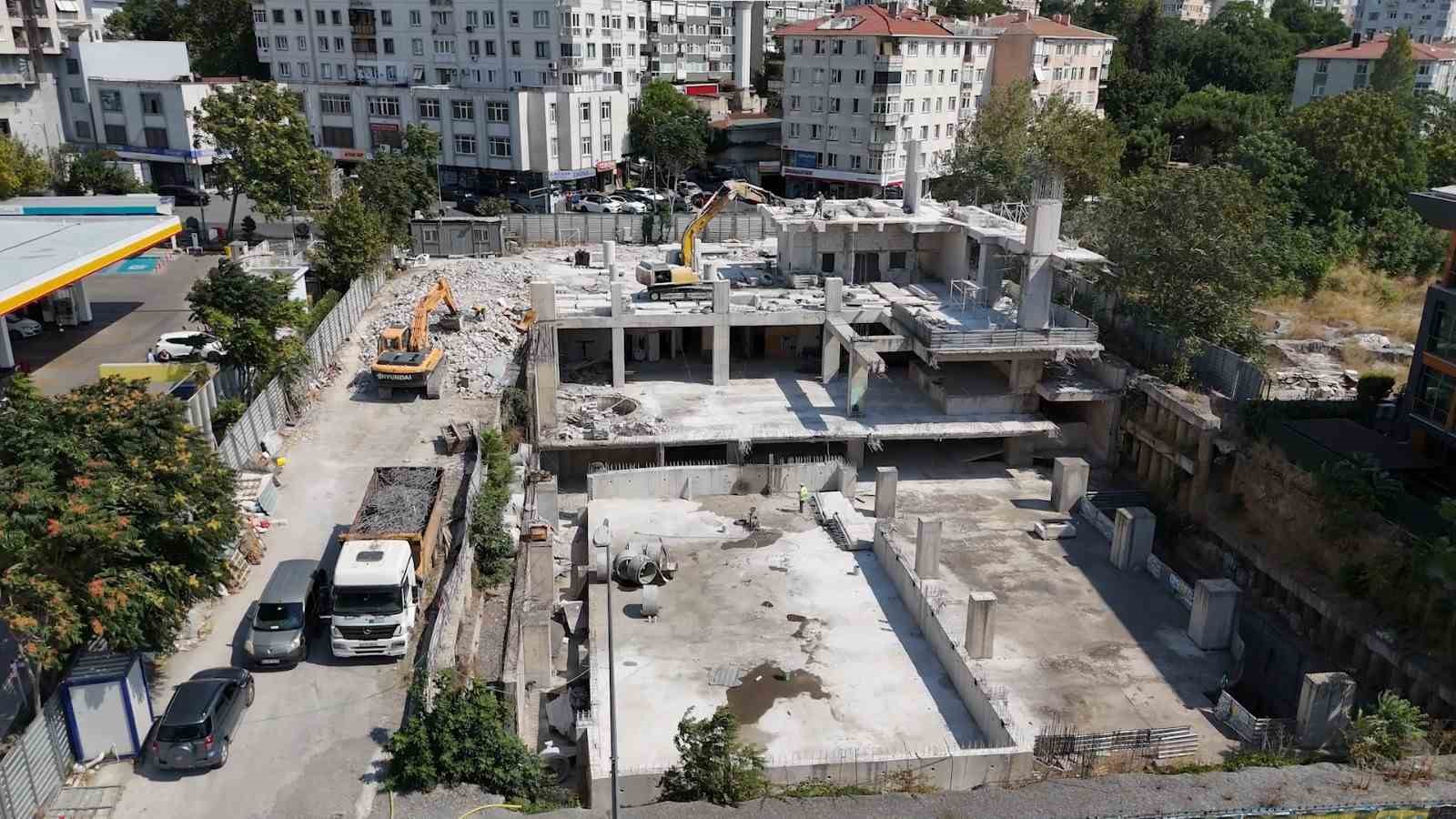 Kadık&ouml;y&rsquo;deki spor kompleksi tamamlanamadan &ccedil;&uuml;r&uuml;meye terk edildi
