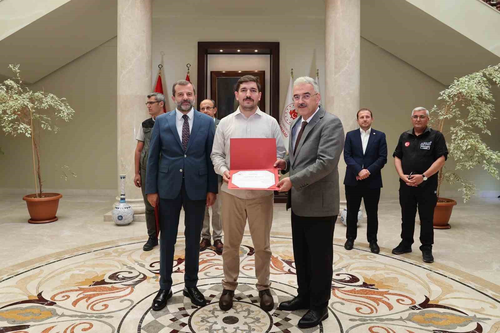 Bursa Valisi Ayyılddız&rsquo;dan yangın kahramanlarına teşekk&uuml;r
