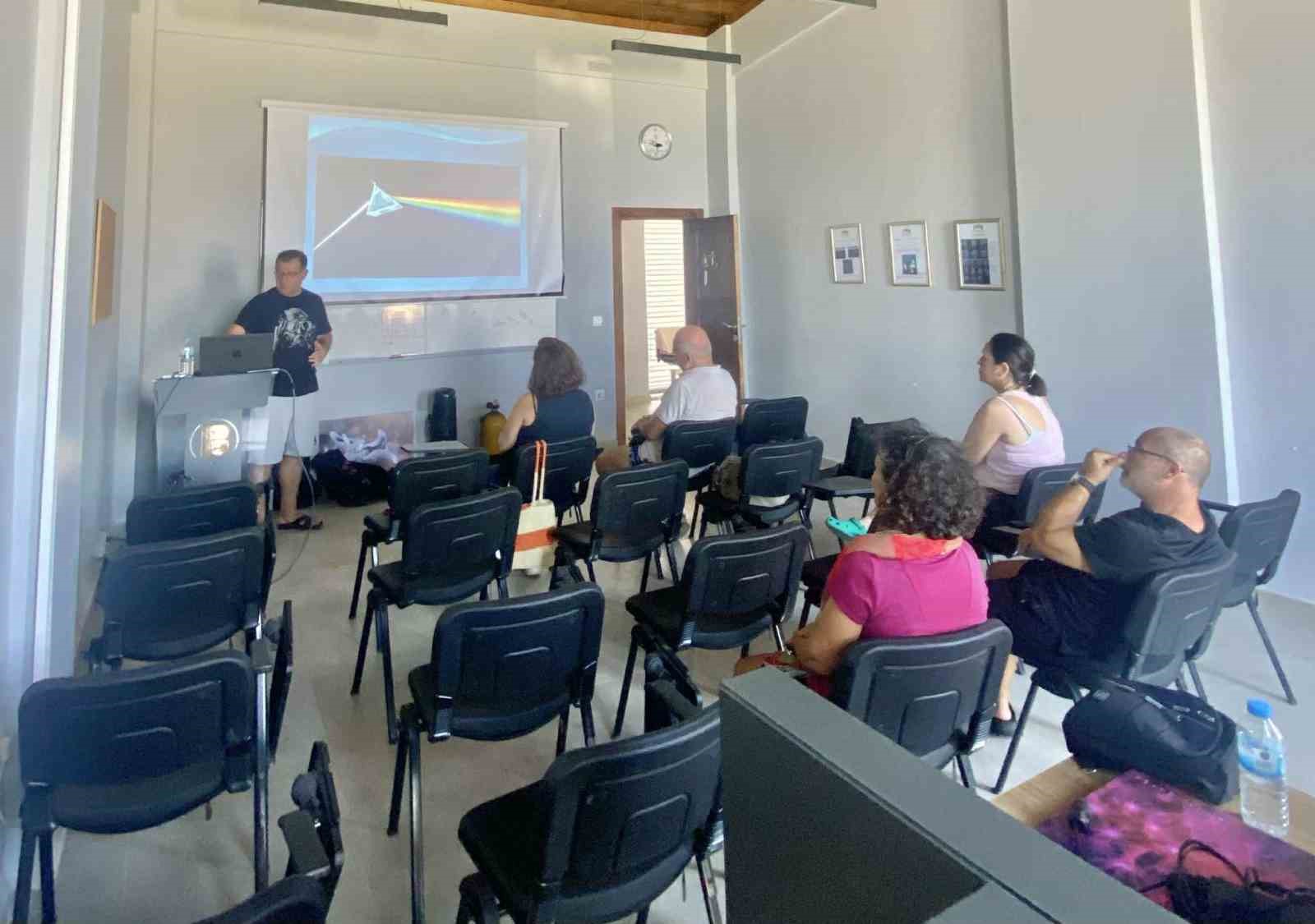 G&ouml;me&ccedil;&rsquo;te sualtı fotoğraf&ccedil;ılığı at&ouml;lyesi ilgi g&ouml;rd&uuml;
