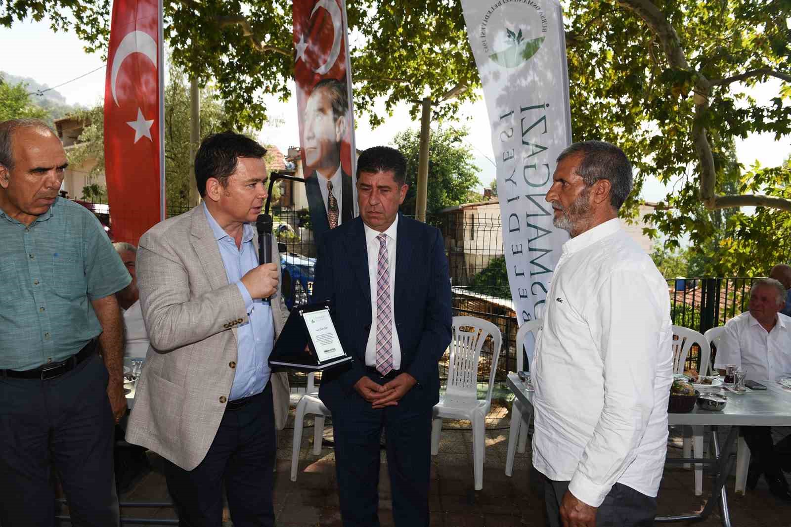 Osmangazi&rsquo;nin g&ouml;n&uuml;ll&uuml; temizlik el&ccedil;ilerine teşekk&uuml;r plaketi
