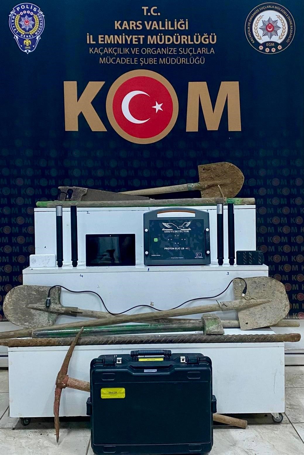 Kars’ta polis define avcılarını suçüstü yakaladı