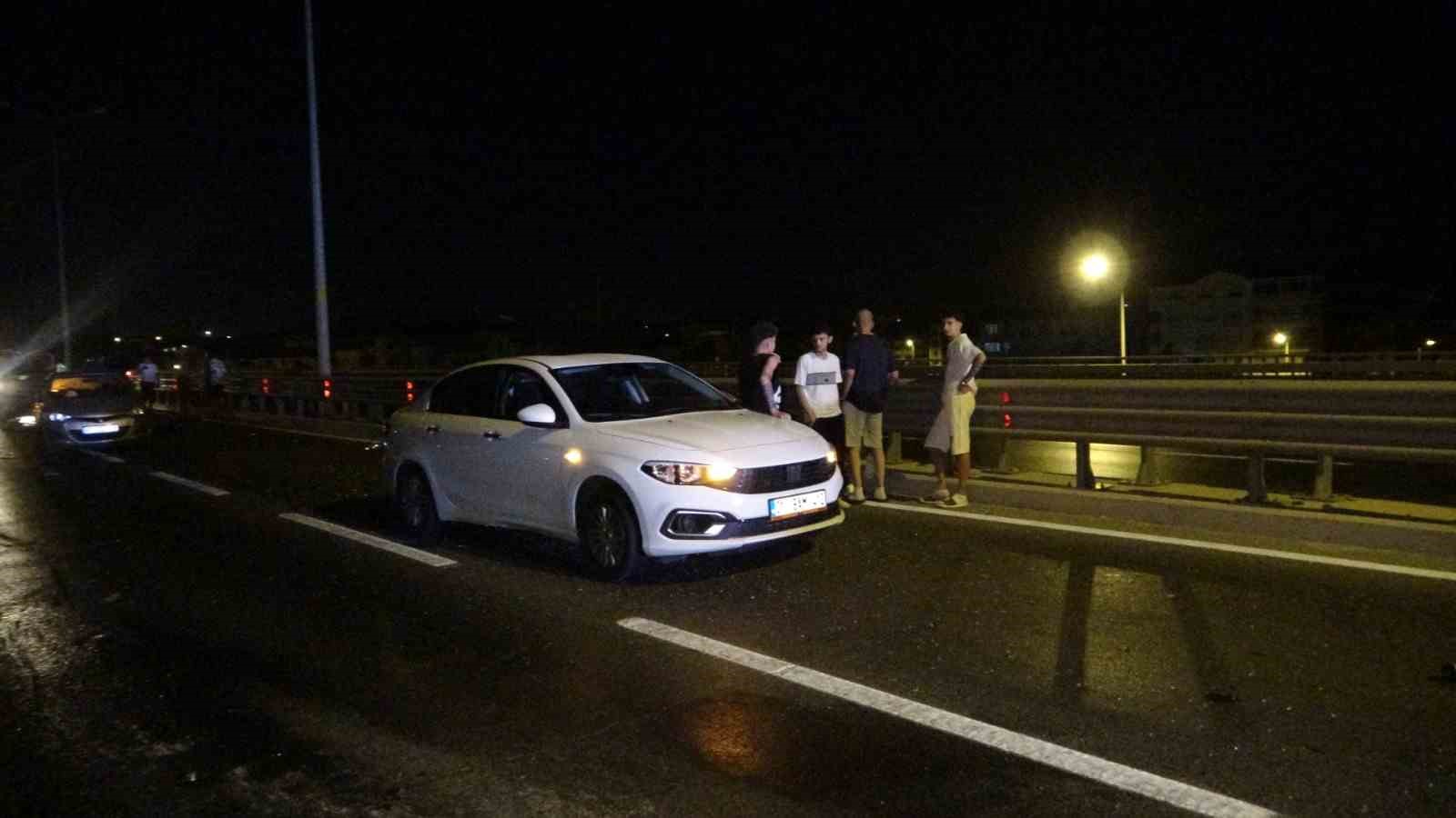 Antalya&rsquo;da aynı yerde iki ayrı kaza 2 kişinin yaralanmasına, trafiğin de 2 saat kapanmasına neden oldu
