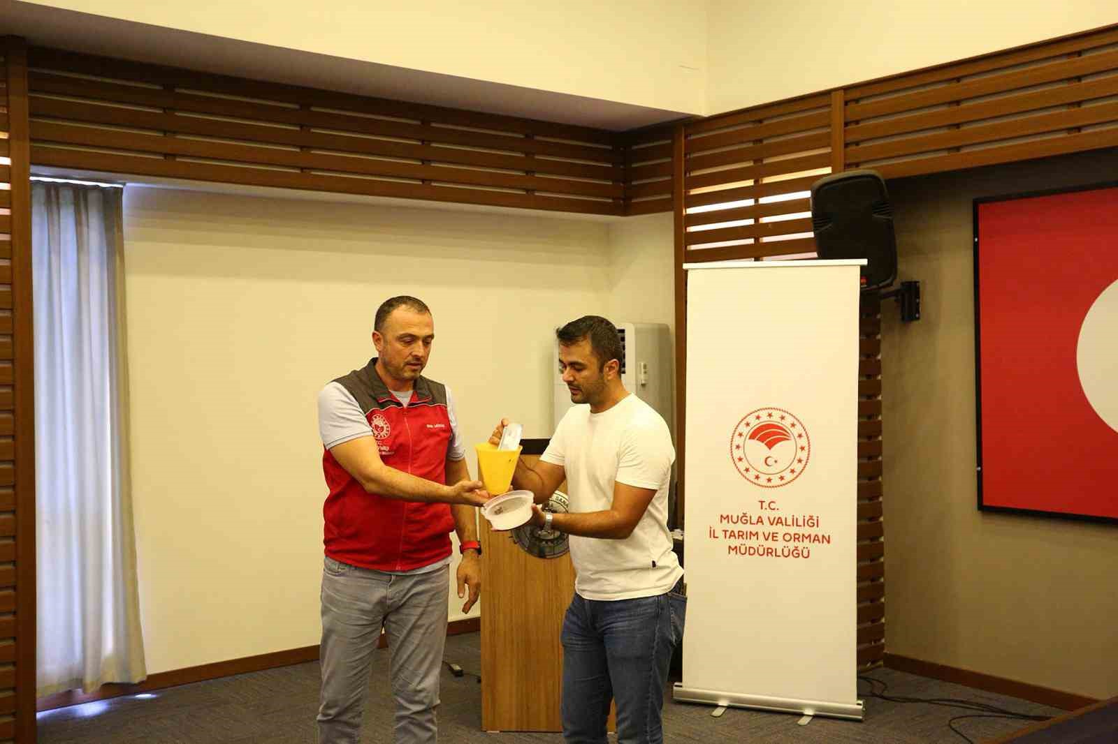 Akdeniz Meyve Sineği ile m&uuml;cadele i&ccedil;in tuzak dağıtım
