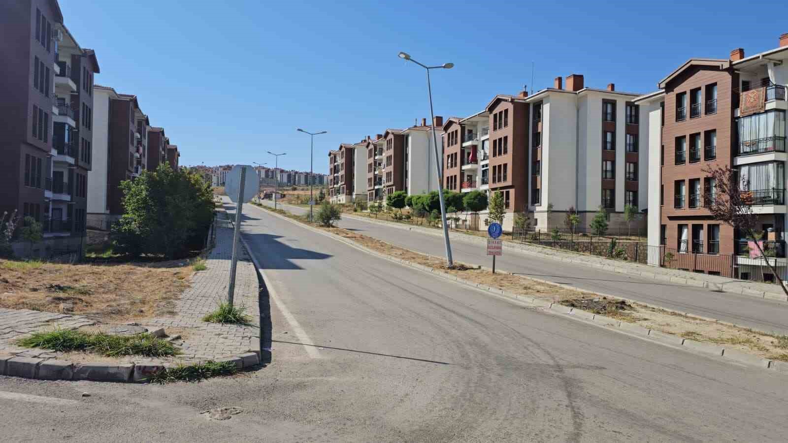 Elazığ&rsquo;da sıcaklık 40 dereceye yaklaştı, caddeler boş kaldı
