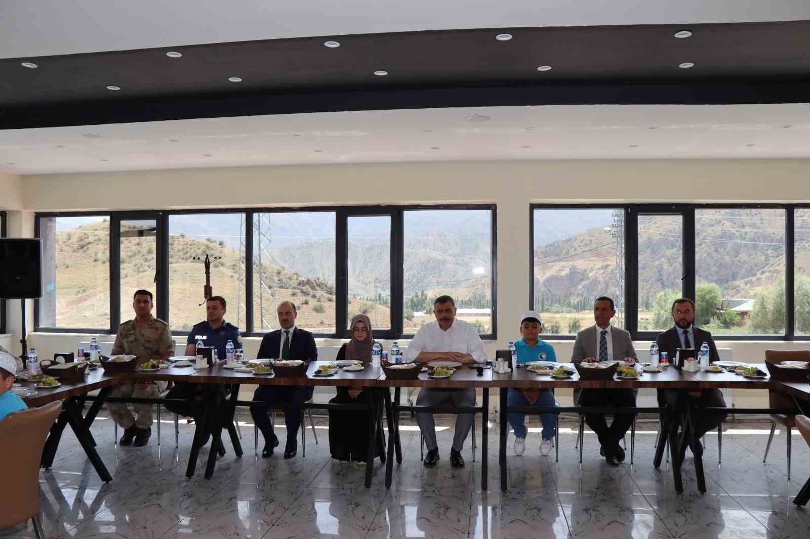 Kuran Kursu öğrencilerine cağ kebabı ikramı