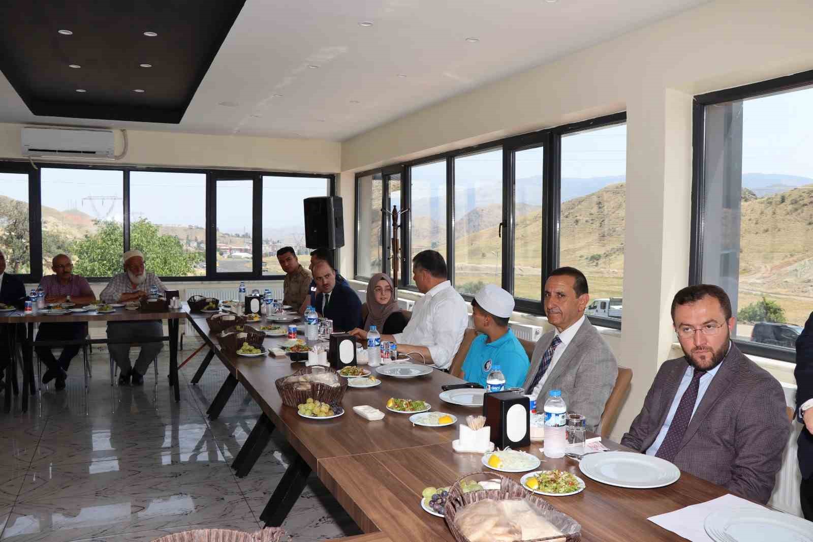 Kuran Kursu &ouml;ğrencilerine cağ kebabı ikramı
