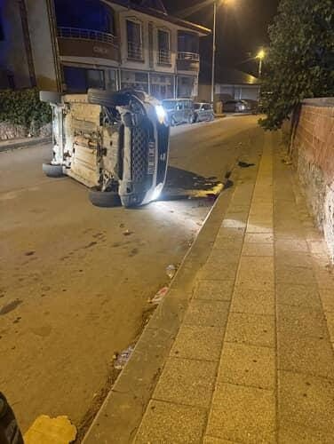 Elazığ&rsquo;da park halinde ara&ccedil;lara &ccedil;arpan otomobil devrildi: 1 yaralı
