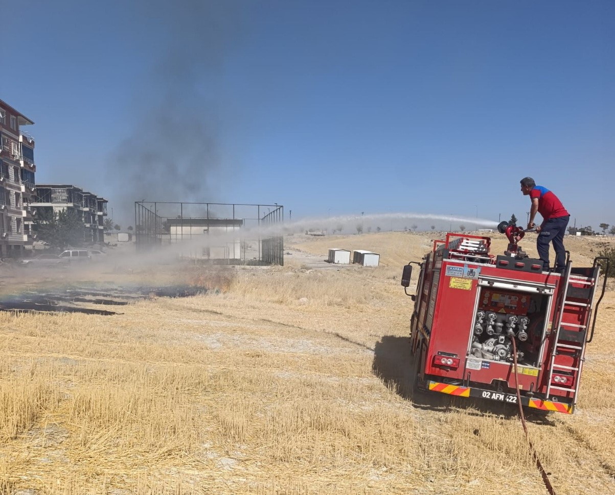 Korkutan anız yangını söndürüldü 