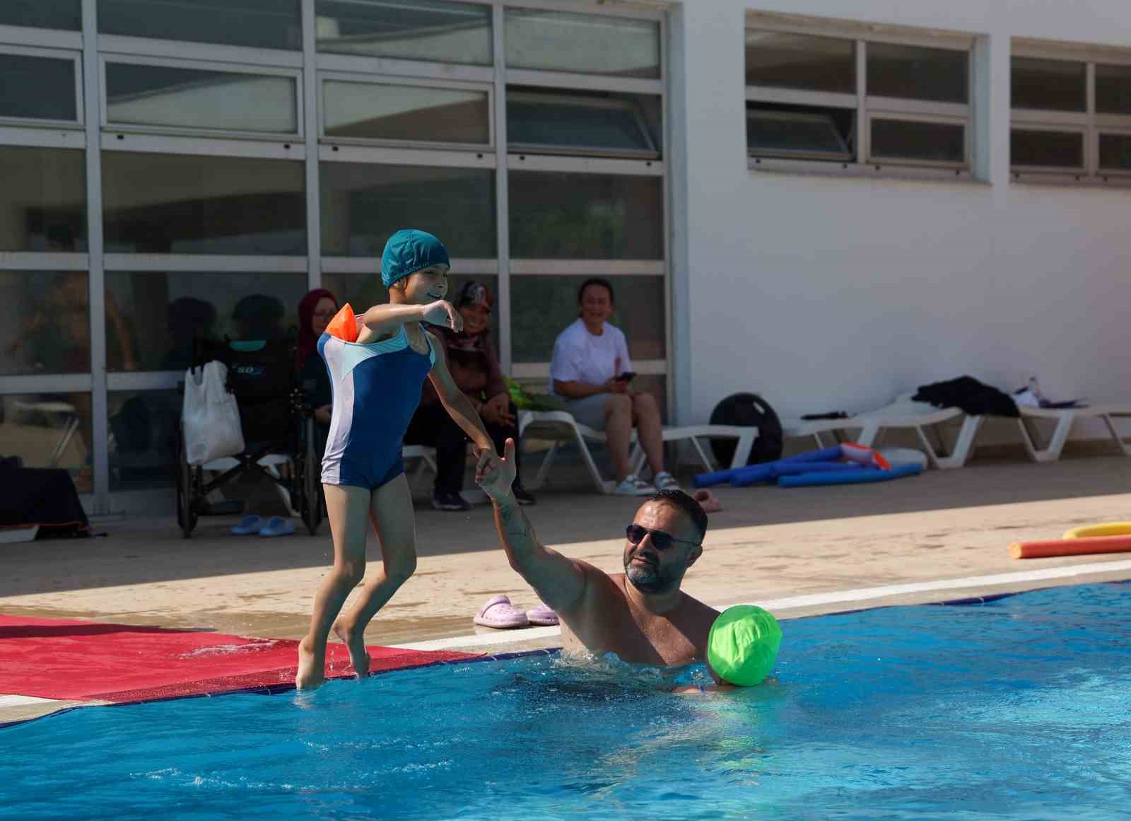 &Ouml;zel bireyler y&uuml;zme kurslarıyla dolu dolu bir yaz ge&ccedil;iriyor
