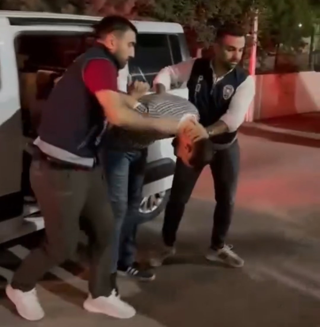 Motosiklet sürücüsüne hakeret edip saldırı girişiminde bulunan şahıslar yakalandı
