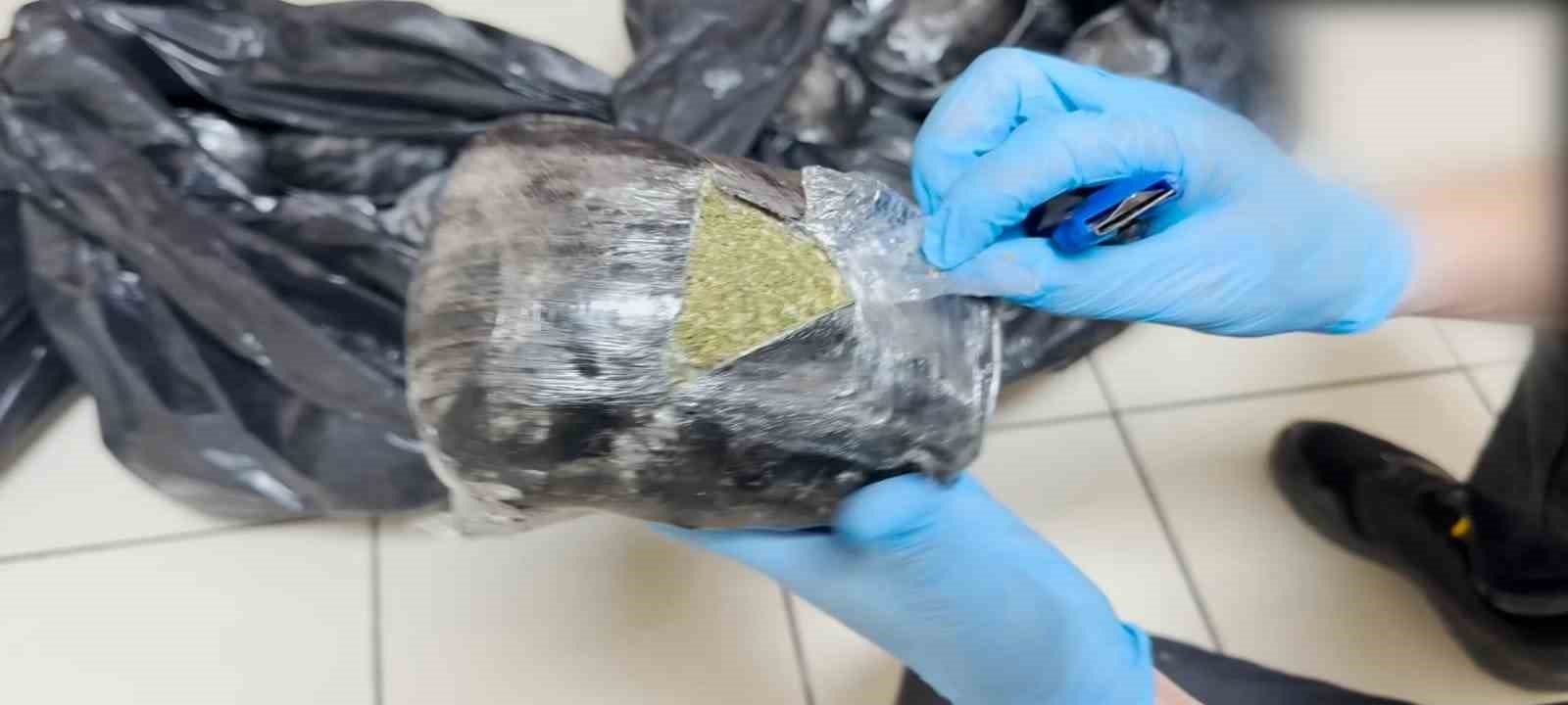 Batman’da durdurulan iki otomobilden kilolarca uyuşturucu çıktı: 4 tutuklama
