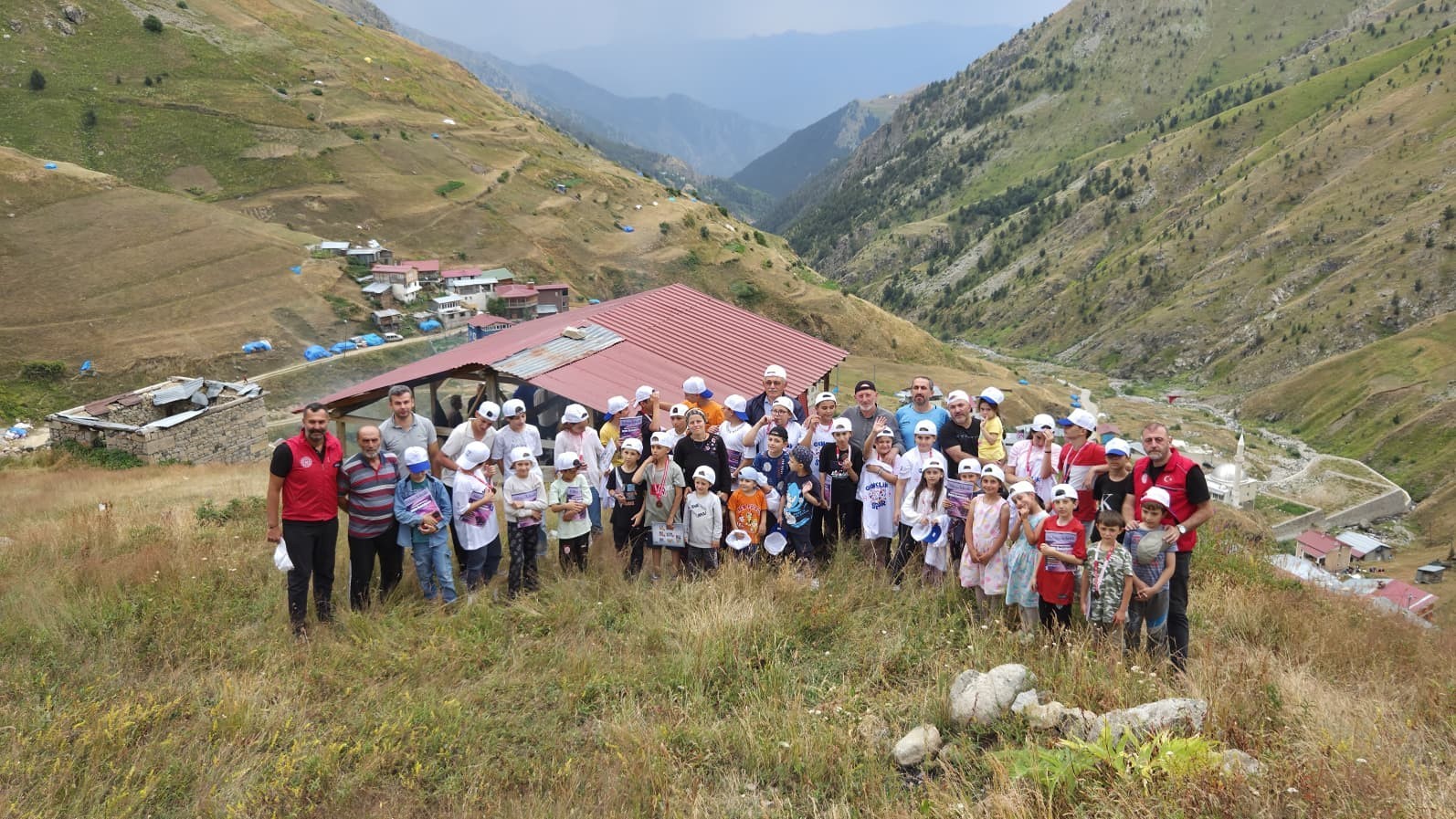 Oyun ve eğlenceyi yayla çocuklarının ayağına getirdiler
