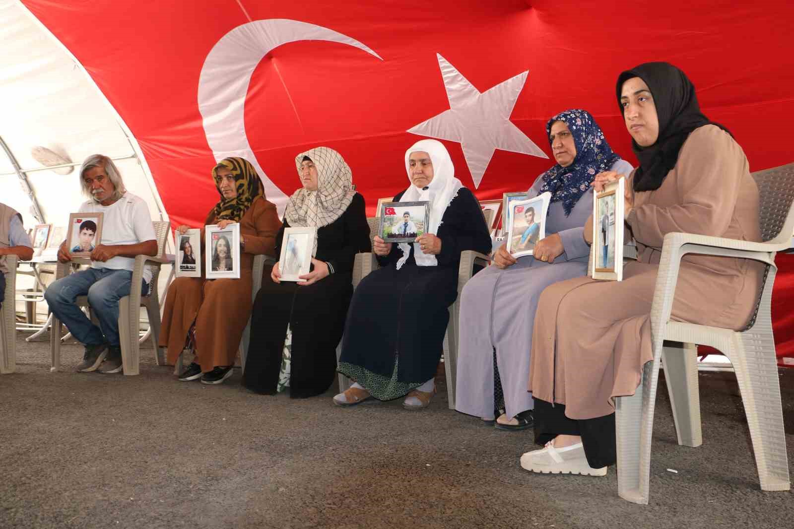 Diyarbakr anneleri mjdeli bir haber almak iin adrdan ayrlmyor
