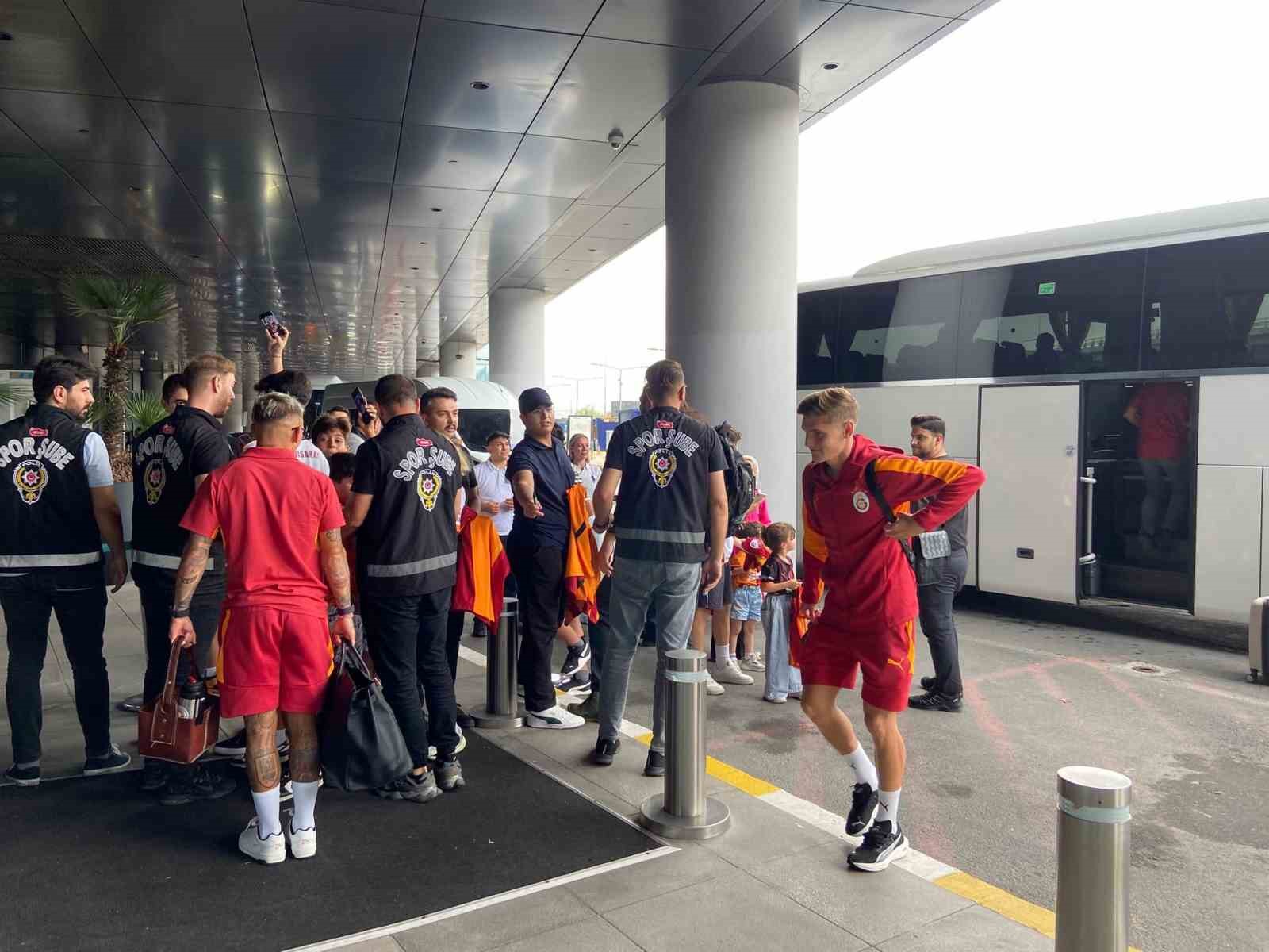Galatasaray, ligin açılış maçı için Gaziantep’e gitti