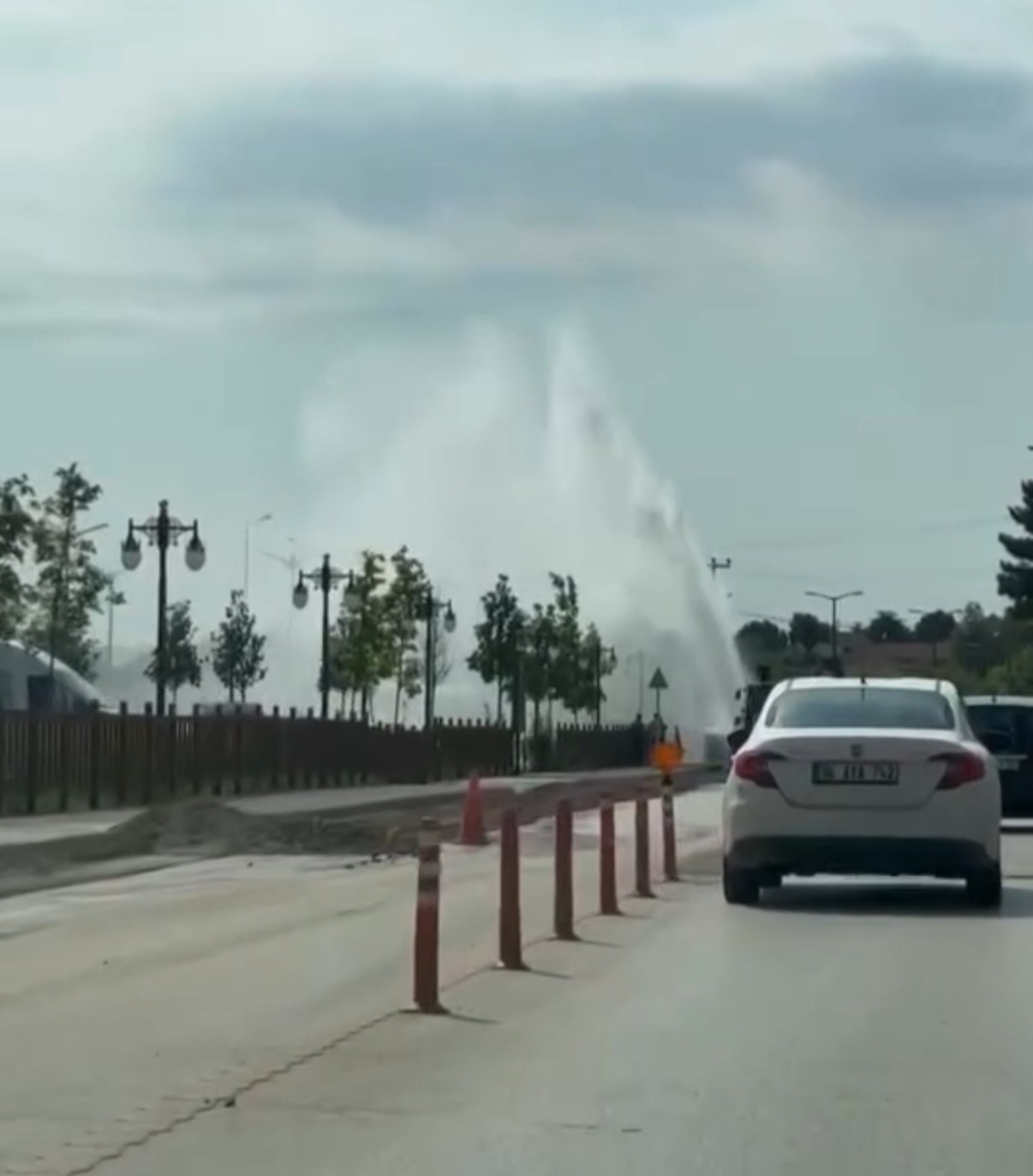 Altyapı çalışmasında su borusu patladı
