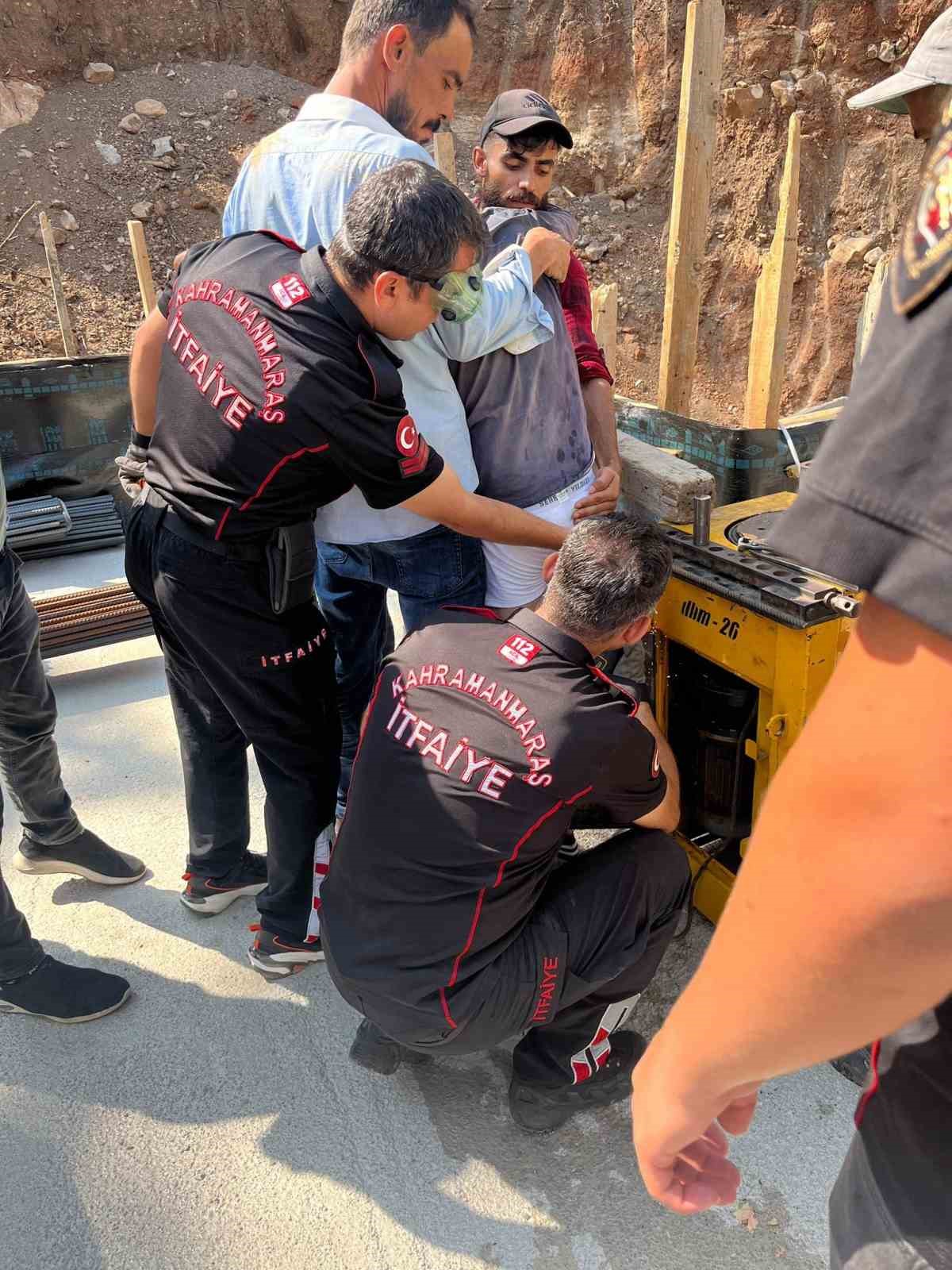 V&uuml;cuduna demir saplanan iş&ccedil;iyi itfaiye ekibi kurtardı
