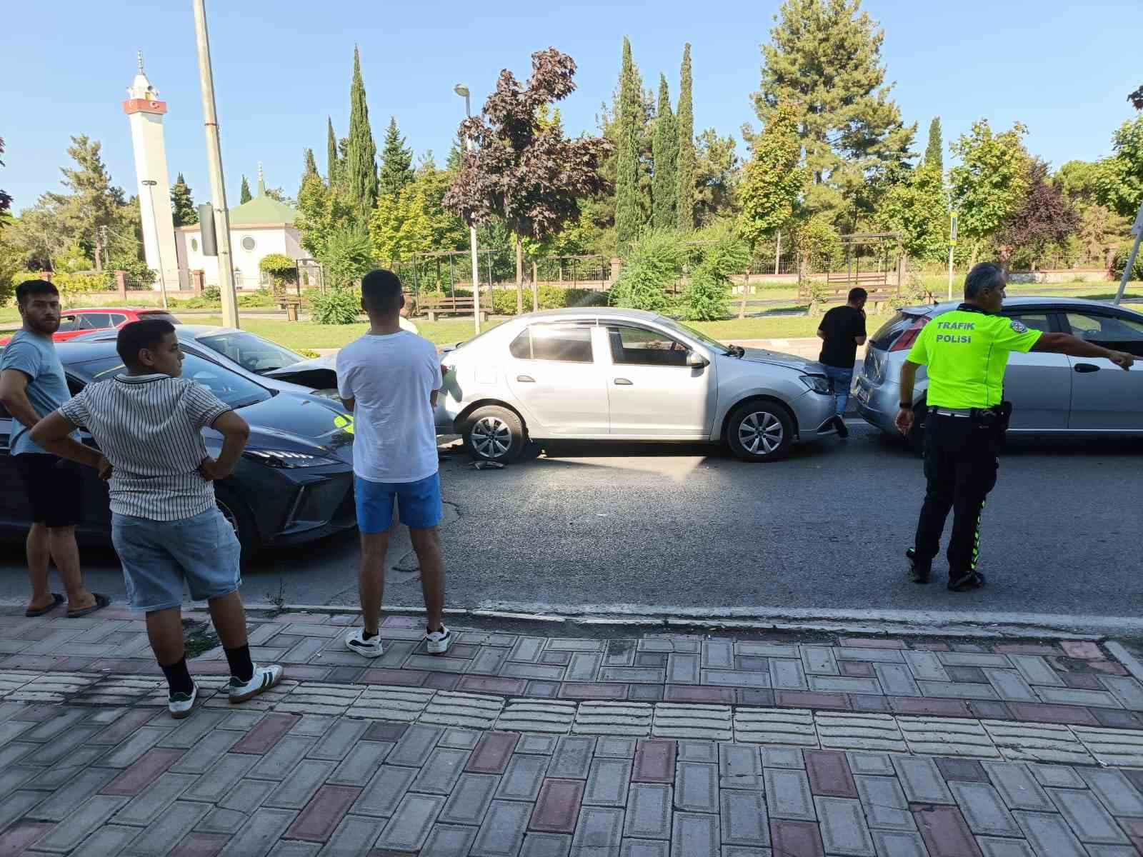 Bafra&rsquo;da zincirleme trafik kazası: 4 ara&ccedil; birbirine girdi
