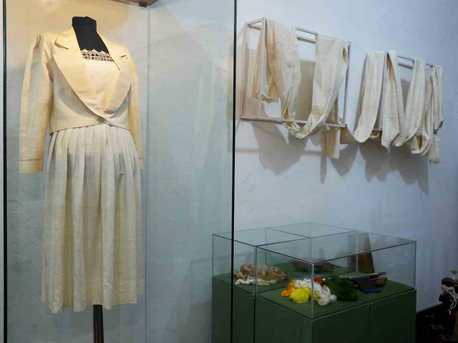 Alanya’da ipeğin izinde sergisi, tarihi bedesten’de açıldı