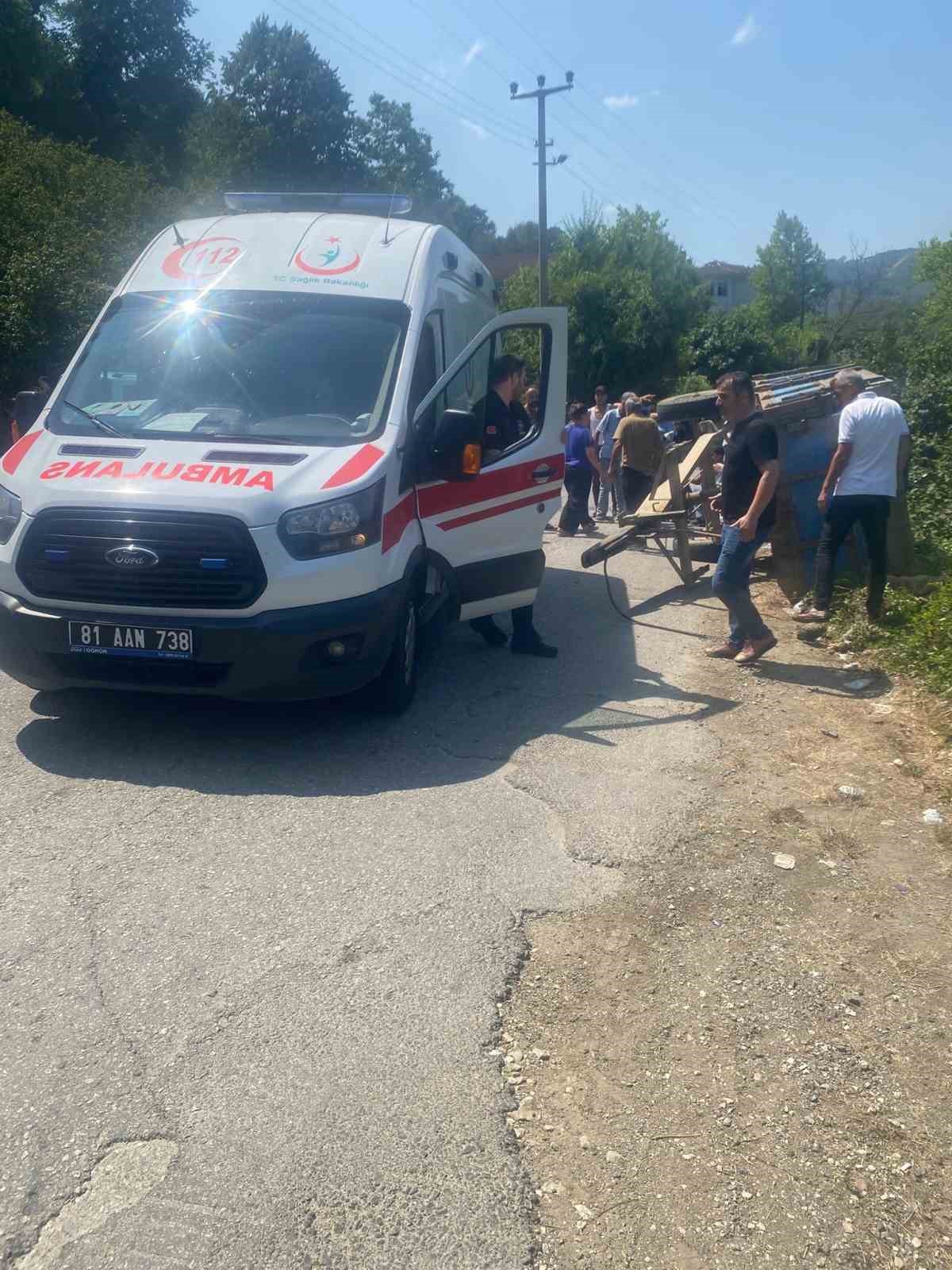 Fındık işçilerini taşıyan traktör devrildi: 8 yaralı