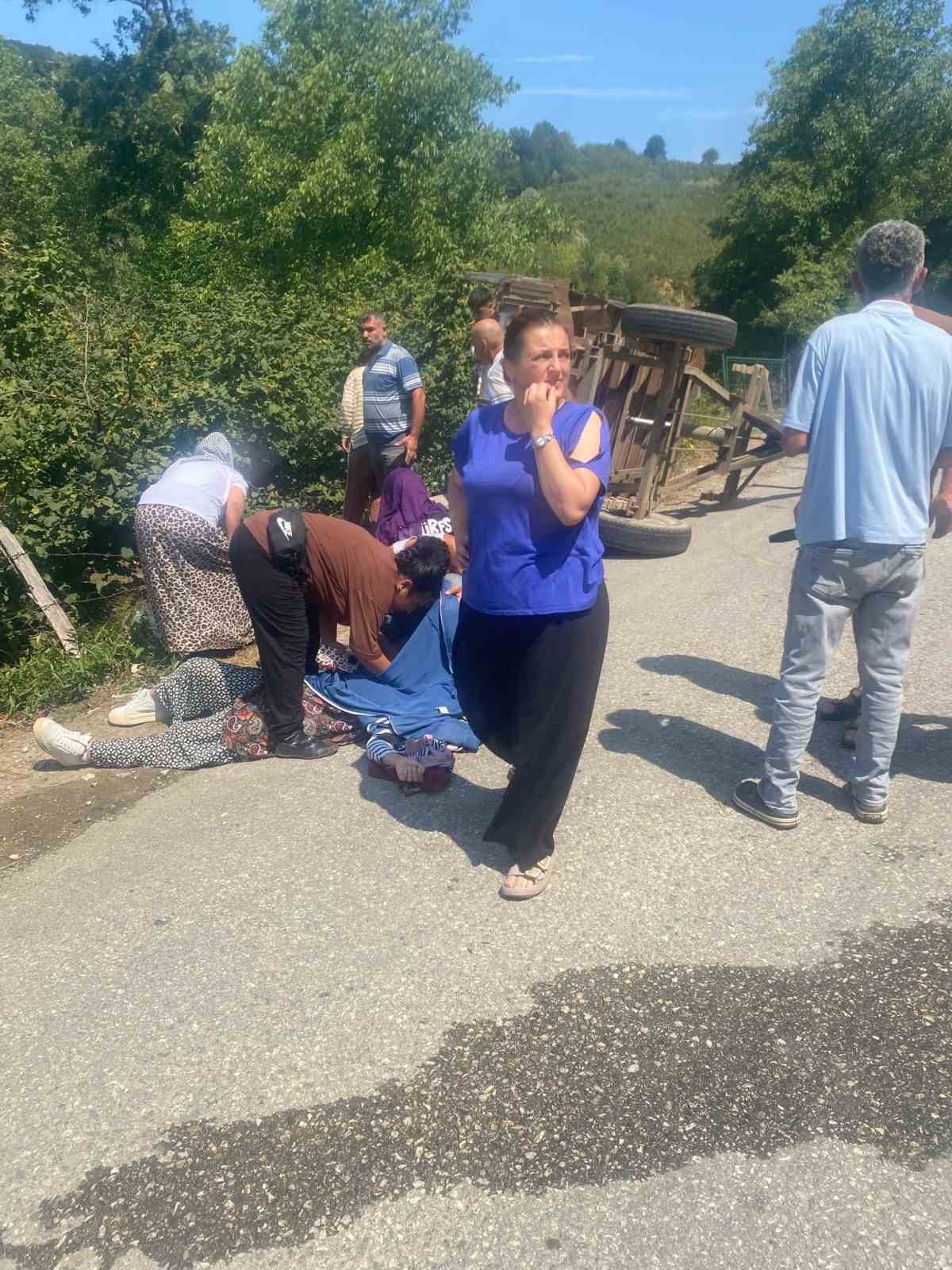 Fındık iş&ccedil;ilerini taşıyan trakt&ouml;r devrildi: 8 yaralı
