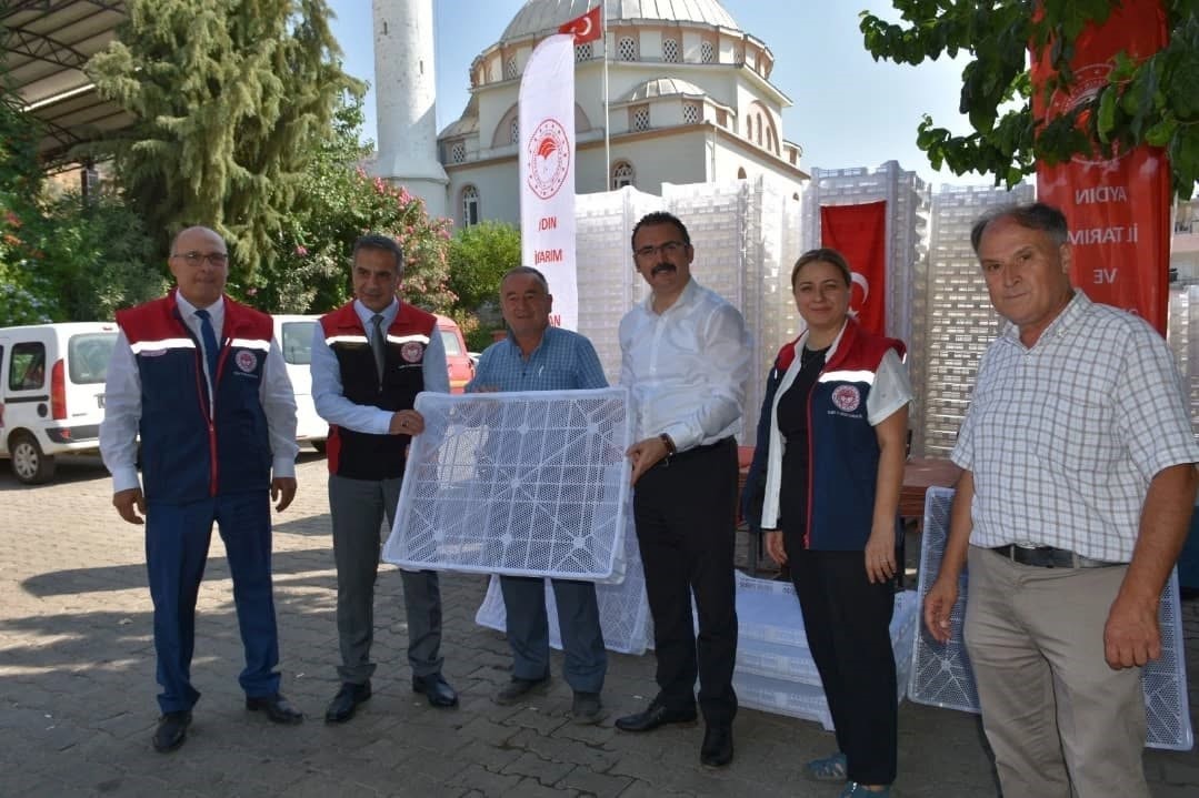 İncir &uuml;reticilerine kurutma kerevitleri dağıtıldı
