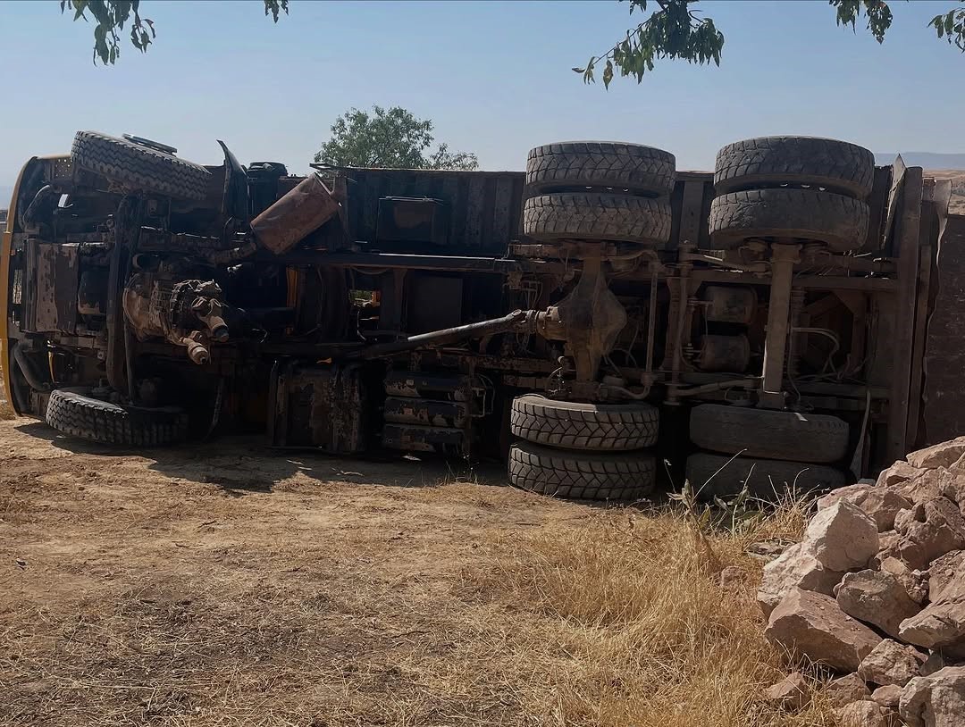 Siirt&rsquo;te hafriyat kamyonu devrildi: 3 yaralı
