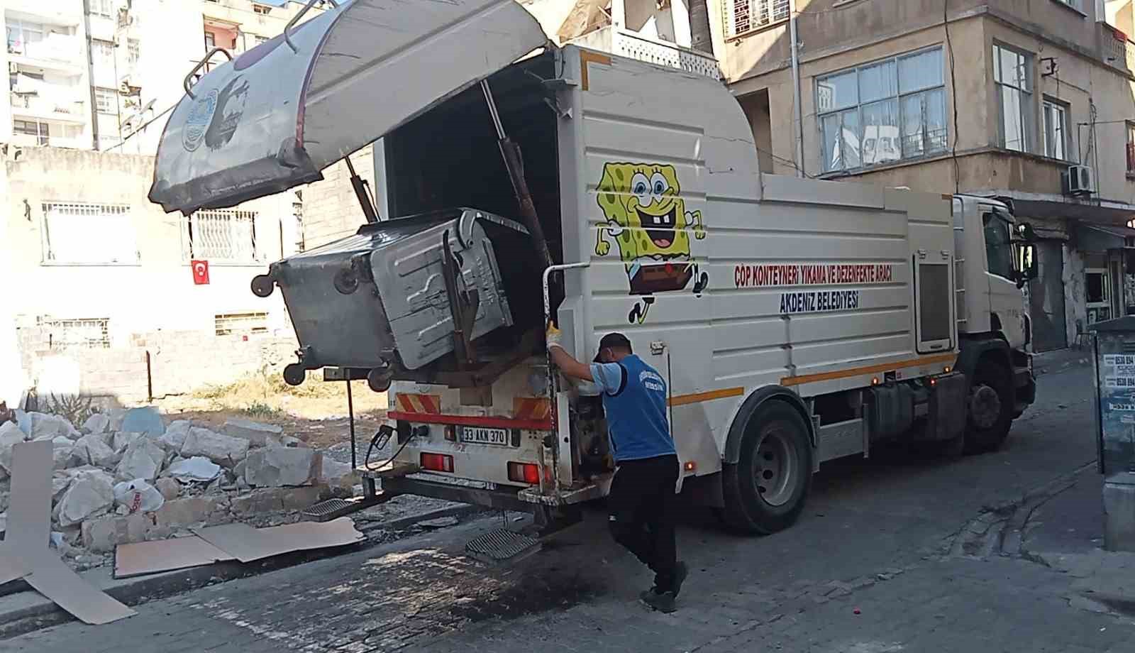 Akdeniz&rsquo;de pazar yerleri yıkanıyor, &ccedil;&ouml;p konteynerleri dezenfekte ediliyor
