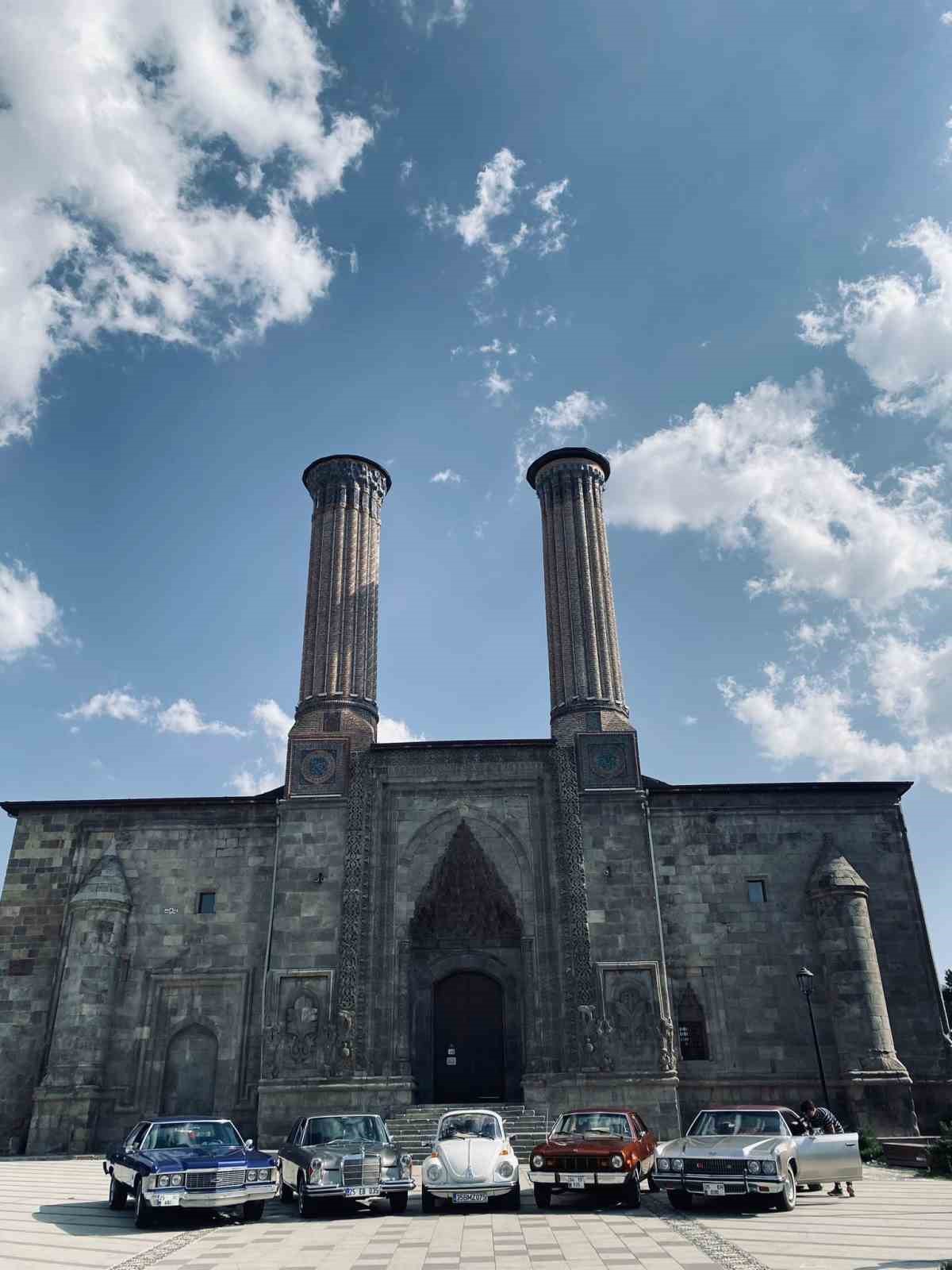 Klasik otomobil tutkunları Erzurum’da buluşuyor
