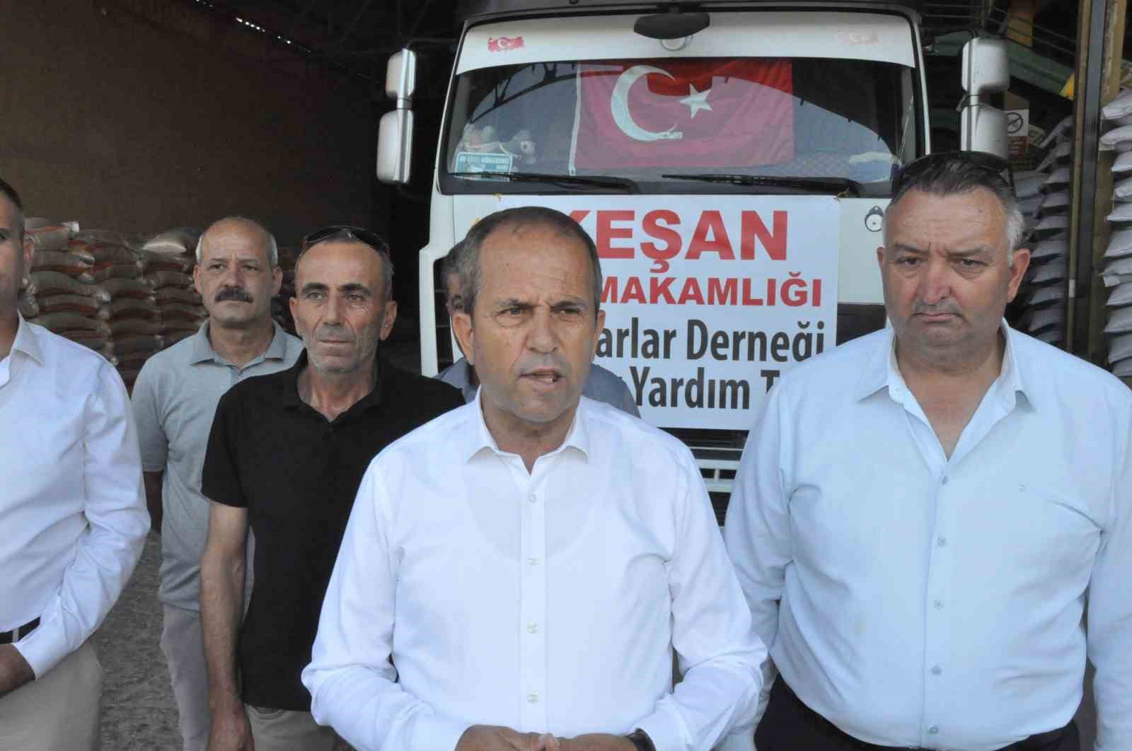 Şark&ouml;y&rsquo;deki yangında zarar g&ouml;ren &uuml;reticilere yem yardımı
