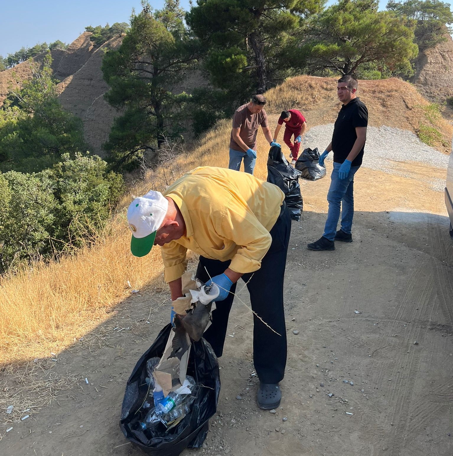 Manisa’da Huzurevi sakinleri çevre temizliği yaptı