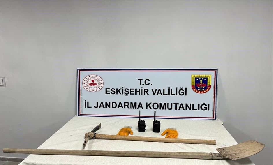 Ka&ccedil;ak kazı yapan şahısları jandarma su&ccedil;&uuml;st&uuml; yakaladı

