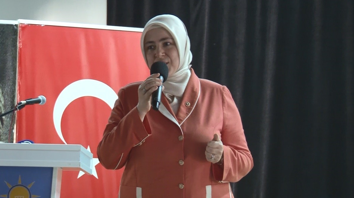 AK Parti Genel Merkez Kadın Kolları Başkanı Ercan, "Cumhurbaşkanı Recep Tayyip Erdoğan tarafından başlatılan "Ter&ouml;rs&uuml;z T&uuml;rkiye" s&uuml;recine dair il mektubunu Kars&rsquo;ta şehit ailesine vereceğiz"
