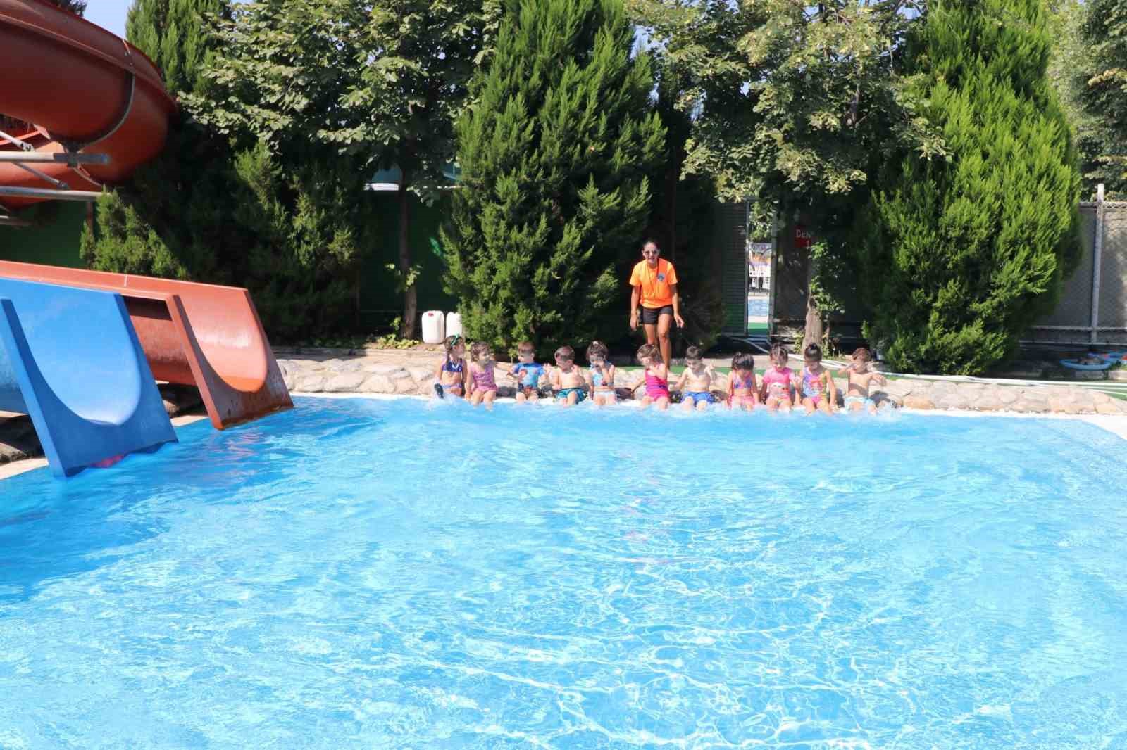 Minikler ilk kez havuz heyecanı yaşadı