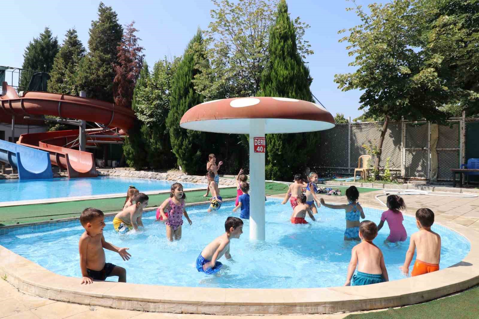 Minikler ilk kez havuz heyecanı yaşadı
