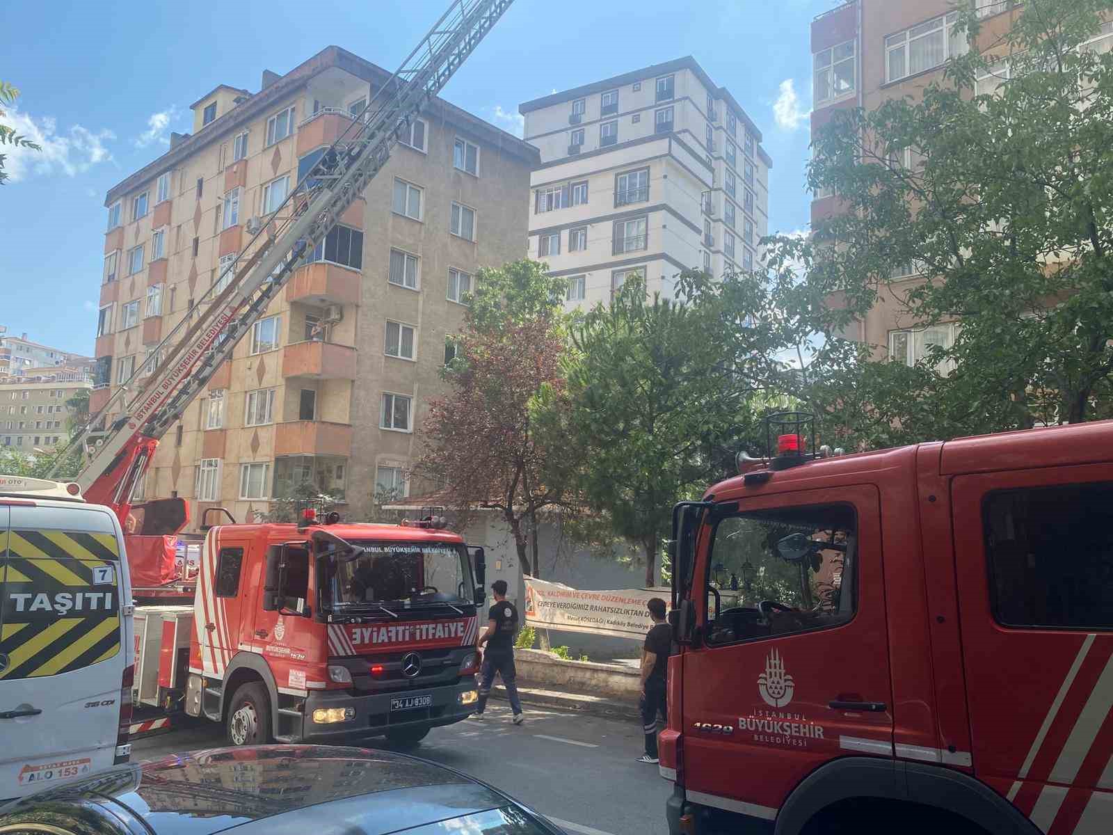Kadık&ouml;y&rsquo;de 11 katlı binada yangın paniği: Anne ve iki &ccedil;ocuğu dumandan etkilendi
