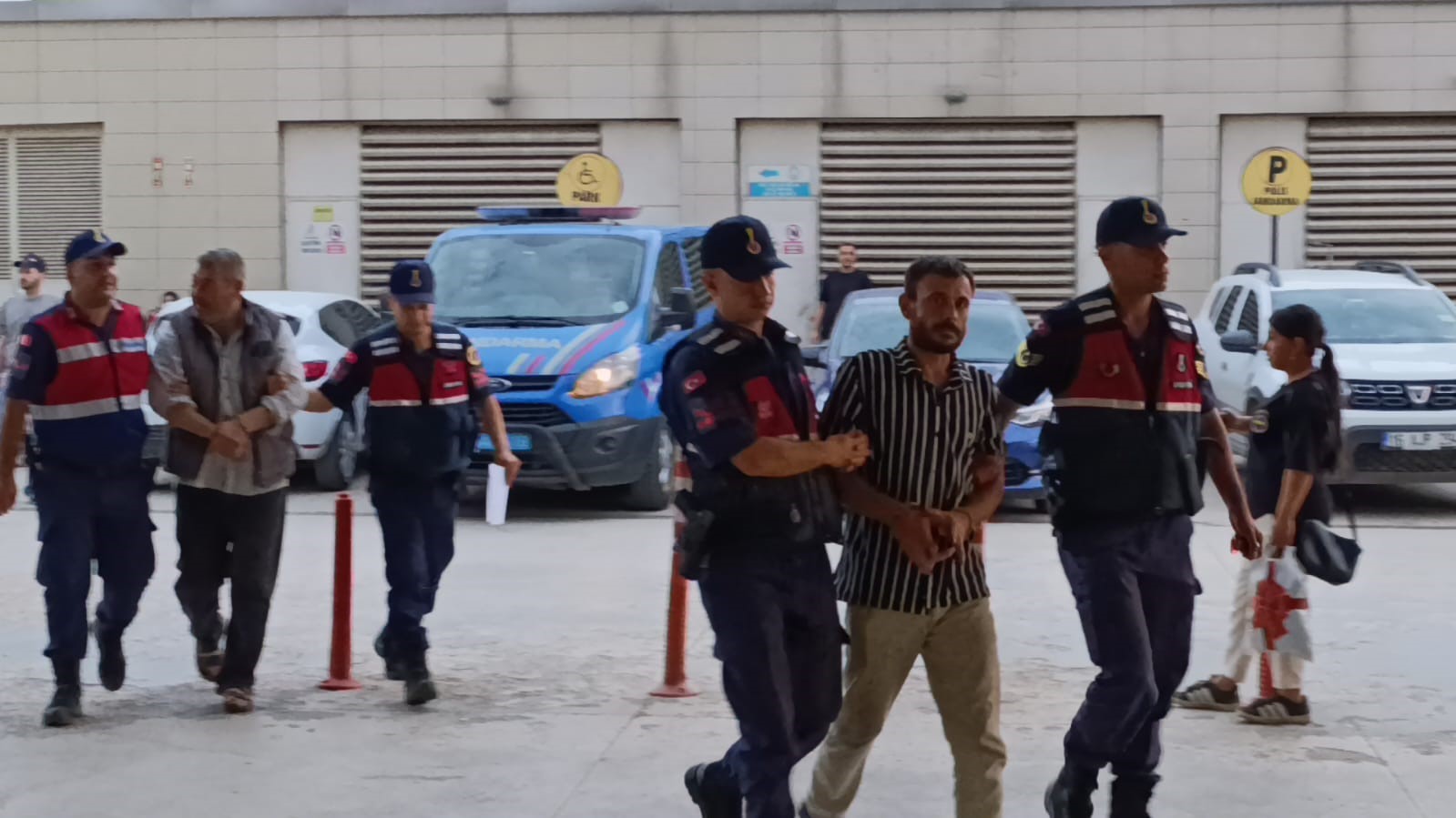 Evde kenevir yetiştiren şahısları İneg&ouml;l Jandarması yakaladı
