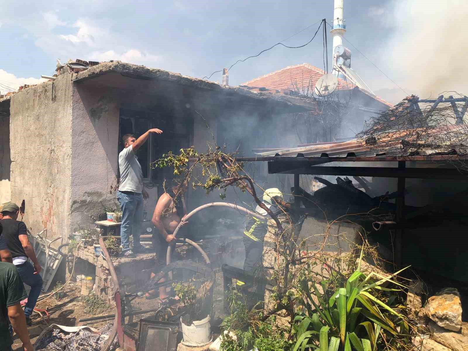 Burdur’da ahırda çıkan yangın eve sıçradı: 6 kişi dumandan etkilendi