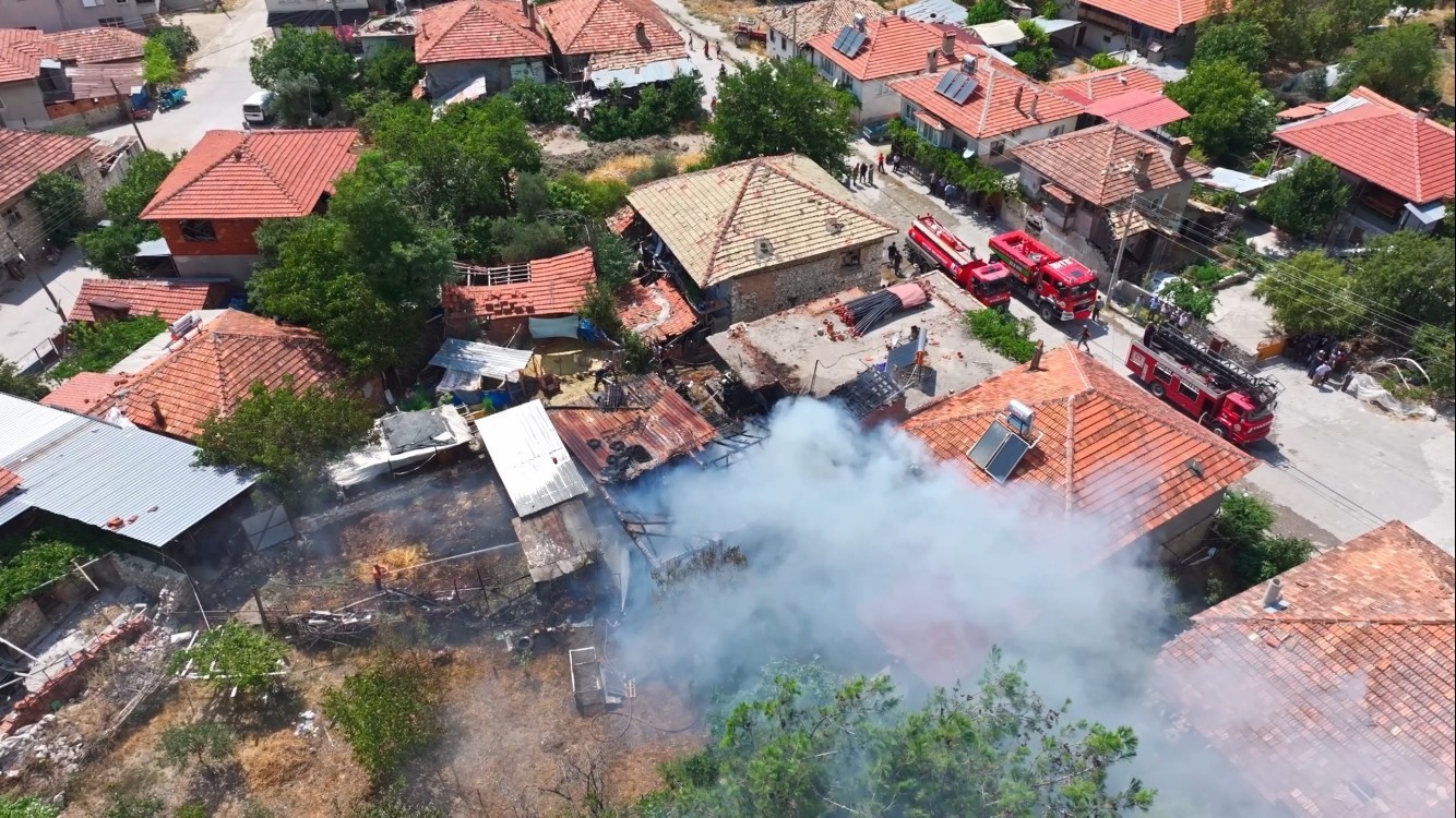 Burdur’da ahırda çıkan yangın eve sıçradı: 6 kişi dumandan etkilendi
