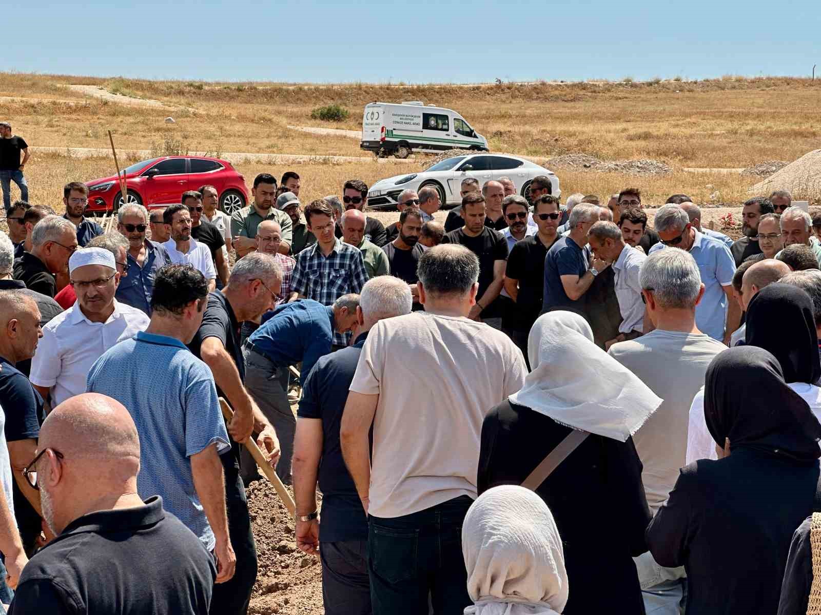 Otel havuzunda boğulan 9 yaşındaki çocuk Eskişehir’de toprağa verildi