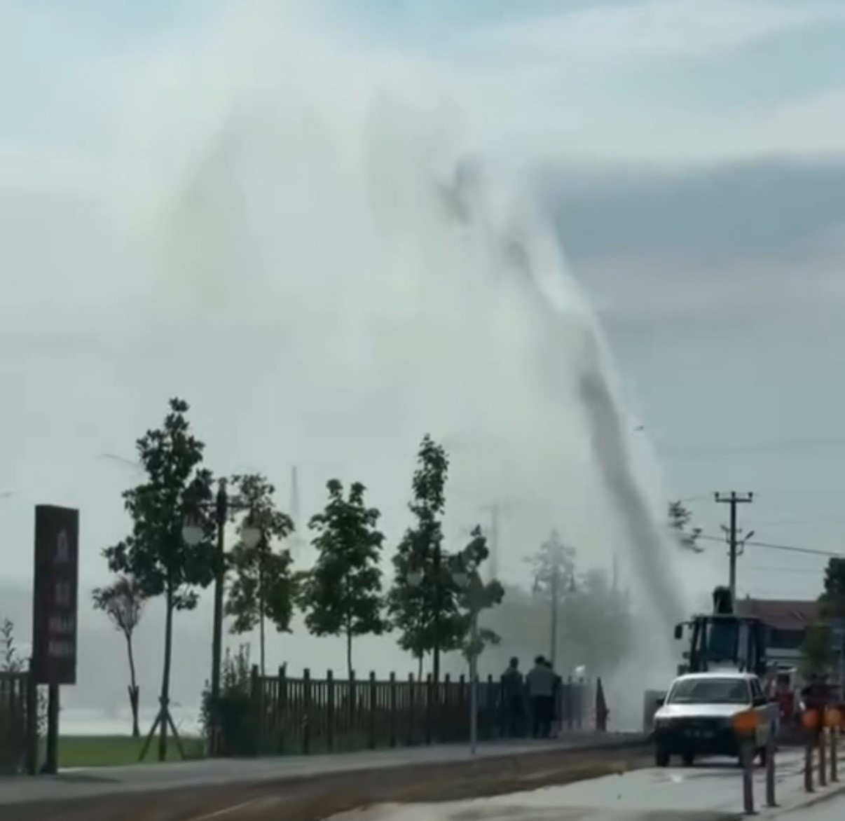 Altyapı çalışmasında su borusu patladı
